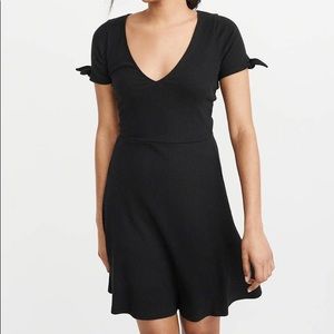Black Tie-Sleeve Black V-neck Skater Dress sz med